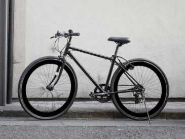 En låst cykel intill en vägg