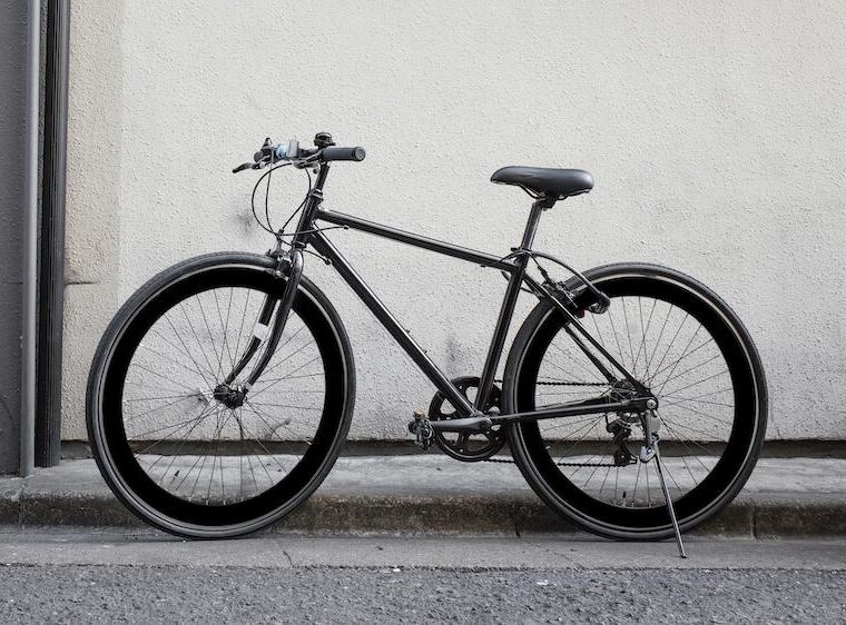 En låst cykel intill en vägg