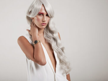 Kvinna med ljust löshår