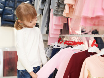 Barn som tittar på kläder