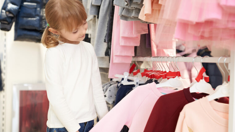 Barn som tittar på kläder