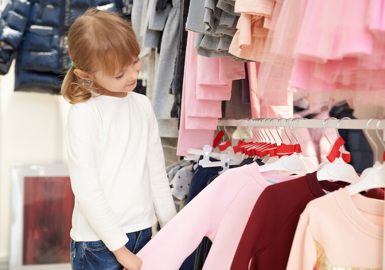 Barn som tittar på kläder