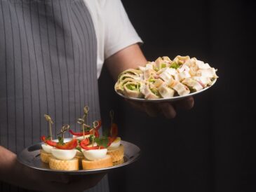 Catering - bild på servitör med plockmat