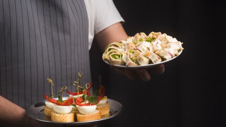 Catering - bild på servitör med plockmat